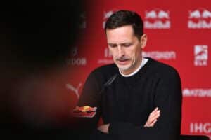 Dino Toppmöller, ehemaliger Trainer von Eintracht Frankfurt, während Pressekonferenz oder emotionaler Moment.
