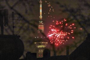 Silvesterfeuerwerk am Berliner Fernsehturm mit politischen Reaktionen zu Gewalt und Sicherheitsmaßnahmen.