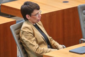 Verena Schäffer erhält Ernennungsurkunde als neue Ministerin, übergeben von Hendrik Wüst in Düsseldorf.