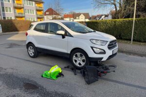 Eine verletzte Radfahrerin, die vor einem Auto springt, zeigt gefährliche Verkehrssituation im Bild.
