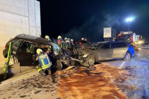 Schwere Verkehrsunfallstelle mit beschädigten Pkw und Feuerwehr im Einsatz zur Rettung.