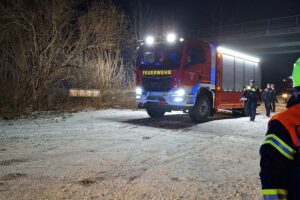 Feuerwehr und Rettungskräfte am Unfallort an der Bahnlinie, Einsatz nach Zugunfall.