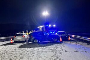 Schneebedeckte Autobahn, Unfallfahrzeuge, Rettungsdienste, Verkehrschaos und Verletzte aufgrund von Glätte.