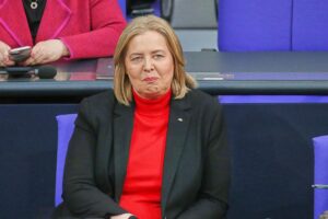 Bärbel Bas zeigt politische Erhebung: SPD leicht gestiegen, Linke verliert. Wahlen beeinflussen.