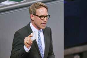 Politiker fordern Maßnahmen gegen russische Beschaffungen in Deutschland zur Verhinderung hybrider Kriegsführung.