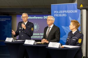 Polizisten präsentieren den neuen Taser 7 im Rahmen des Pilotprojekts in Freiburg.