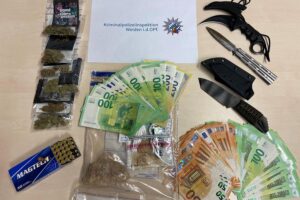 Beschlagnahmte Drogen, Waffen und Geld bei Polizeiaktion gegen Drogenhandel in Tirschenreuth.