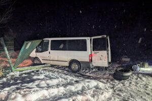 Weißen Transporter nach Verfolgungsfahrt, Polizei vor Biogasanlage, Drogenfund, Festnahme.