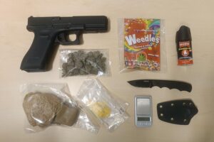 Beschlagnahmte Drogen und Waffen aus Polizeieinsatz gegen Drogenhandel in Hannover.