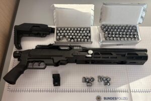 Sichergestelltes Luftgewehr mit Zubehör und Munition an der Grenze zu den Niederlanden.