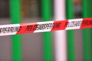 Polizeiabsperrung vor einem Café, beschlagnahmte Spielautomaten und sichergestelltes Bargeld im Fokus.