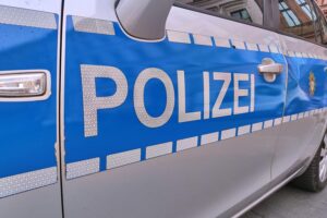 Polizeikontrolle an der Autobahn: gestohlene Kennzeichen, Betäubungsmittel und verbotene Waffen entdeckt.