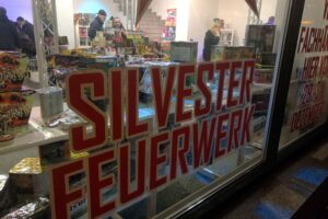 Feuerwerk-Verkauf und Polizeieinsatz an Silvester in Helmstedt, mit Rauch und Einsatzfahrzeugen.