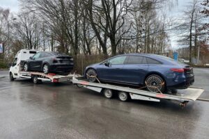 Überladener Autotransporter mit Fahrzeugen, Polizei überprüft rechtmäßige Ladungssicherung und Gewicht.