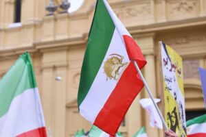 Demonstranten in Teheran protestieren gegen wirtschaftliche Missstände und fordern Freiheit und Veränderung.