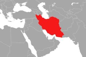 Demonstrierende Menschen in Teheran, Protestschilder, Anspannung und Menschenrechtsverletzungen sichtbar.