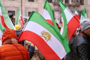 Demonstranten in Teheran fordern Freiheit, konfrontieren Regierung, Proteste gegen Unterdrückung und Gewalt.