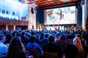 Vielfältige Gäste feiern RWTH Aachen, während bedeutende Entwicklungen und Innovationen präsentiert werden.