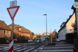 Unfallstelle mit Radfahrer, Auto und Polizei, nahe Fahrradüberweg in Oberhausen.