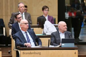 Dietmar Woidke und Robert Crumbach während einer politischen Diskussion zur Regierungskrise in Brandenburg.