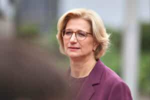 Anke Rehlinger, Ministerpräsidentin des Saarlandes, kritisiert Söders Länderzusammenlegungsforderungen vehement.