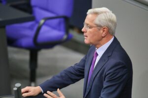 Norbert Röttgen spricht über Unterstützung für die Opposition im Iran und das Regime.