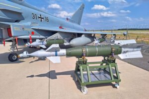 Gleitbombe GBU-48 im Fokus: Rüstungsfragen und wirtschaftliche Folgen für Deutschland diskutiert.