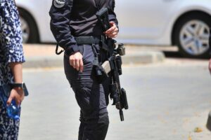 Israelischer Soldat in uniformierter Einsatzausrüstung, symbolisiert Rüstungsexporte und militärische Zusammenarbeit.