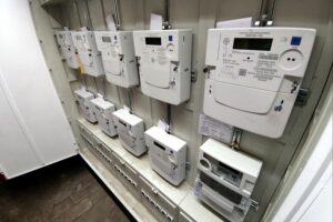 Netzagentur ermittelt wegen Fristverstößen bei Smart-Meter-Rollout Moderne Stromzähler symbolisieren den EU-Plan für niedrigere Stromsteuern und Elektrifizierung.