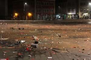 Silvesterraketen und Böller, symbolisieren Angriffe auf Rettungs- und Polizeikräfte in der Nacht.