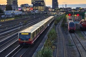 S-Bahn in Berlin mit Bauarbeiten, Busse als Ersatzverkehr, Fahrgastinformationen empfohlen.