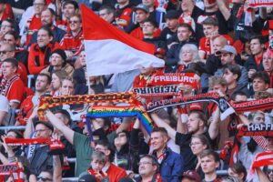 Vertreter von SC Freiburg und SV Weil feiern die Kooperation für den Jugendfußball.