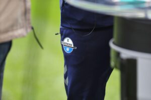 Paderborn-Spieler jubeln nach Transfer von Kennedy Okpala; Teamgeist und Vorfreude auf die 2. Bundesliga.