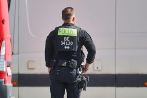 Mehrere Verletzte nach Auseinandersetzung mit Machete in Gesundbrunnen Polizei bei Durchsuchung, Beweismittel sichergestellt, Ausbeutung von indischen Köchen aufgedeckt.