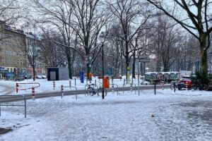 Schneebedeckte Gehwege in Berlin, das Thema Winterdienst und Verantwortlichkeit im Fokus.