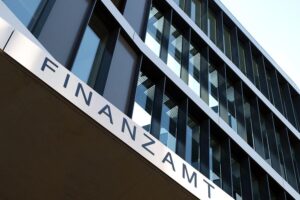 Finanzamt mit SPD-Politikern, die über Unternehmenssteuern und Wirtschaftsreformen diskutieren.