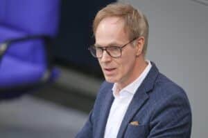 Sebastian Fiedler spricht über Rückführungspolitik und Abschiebestopp für iranische Staatsbürger in Berlin.