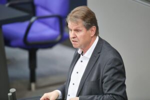 Ralf Stegner diskutiert gegen CSU-Abschiebepläne, betont humanitäre Werte und Integrationsanstrengungen.