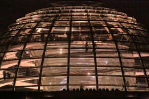 Sicherheitskontrollen im Bundestag: Politiker diskutieren über Zugang und Radikalisierung im Parlament.