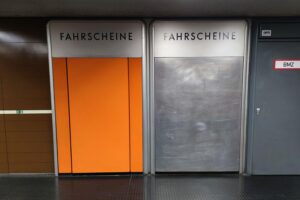 Ein entfernter Fahrscheinautomat im öffentlichen Nahverkehr symbolisiert die Diskussion über Fahrkartenpflicht.