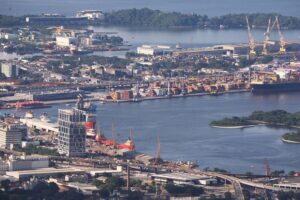 Hafen von Rio de Janeiro mit Fokus auf ökologische Herausforderungen und Handelsbeziehungen.