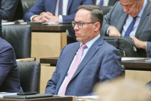 Dirk Panter übergibt Förderbescheide zur Verbesserung der Internetversorgung in Sachsen.