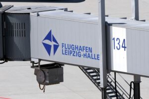 Ministerpräsidenten Kretschmer und Schulze unterzeichnen Vereinbarung zur Sanierung der Flughäfen Leipzig/Halle und Dresden.