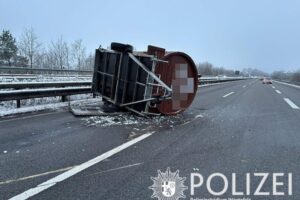 Saunafass auf Autobahn nach Unfall – Verkehrschaos und zweistündige Sperrung der Strecke.