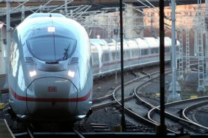 ICE-Zug im Bahnhof Fulda mit gesplitterter Scheibe und Bundespolizei-Ermittlern.