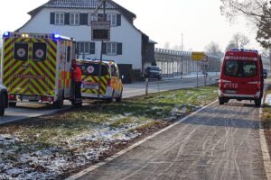 Rettungskräfte bergen Schlittschuhläufer aus eisigem Wasser, Gefahr auf Gnadensee wird betont.