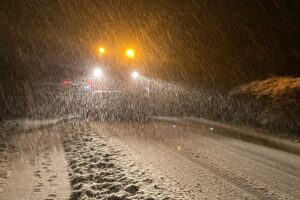 Schneeräumfahrzeug räumt Straßen in Bergisch Gladbach nach starkem Schneefall und Glätte.