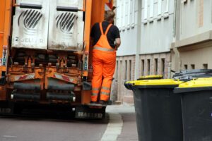 Schneefälle verzögern Abfallentsorgung; Schülerbeförderung bleibt trotz möglicher Verspätungen gewährleistet.