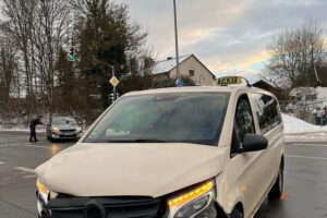 Ein Taxi und ein zerstörter Skoda nach einem Verkehrsunfall in Wermelskirchen.