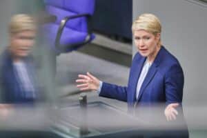 Manuela Schwesig kritisiert Söder, betont regionale Identität und Vorzüge Mecklenburg-Vorpommerns.